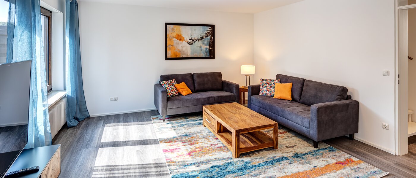 "タウン・ハウス/ローハウスのミドルハウス（外壁を共有した家の並びの両角以外のハウス） " Germering 01 リビングルーム 14170