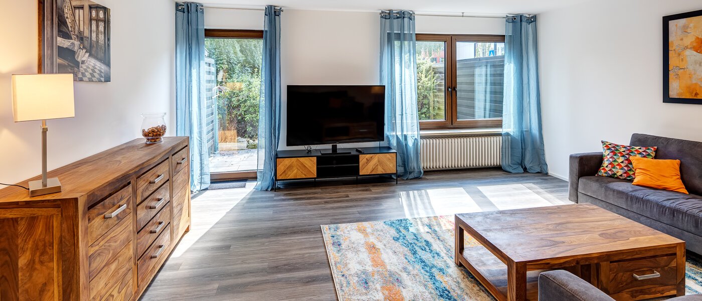 "タウン・ハウス/ローハウスのミドルハウス（外壁を共有した家の並びの両角以外のハウス） " Germering 02 リビングルーム 14170