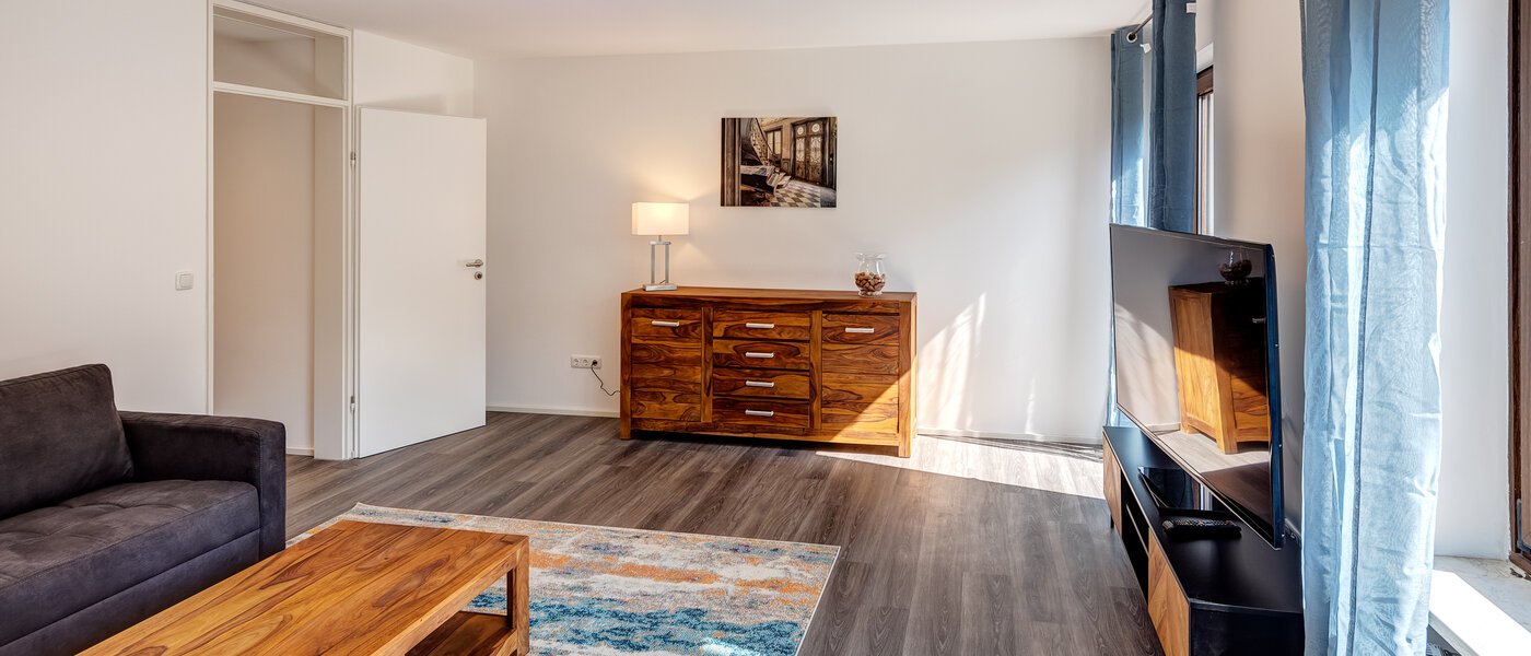 "タウン・ハウス/ローハウスのミドルハウス（外壁を共有した家の並びの両角以外のハウス） " Germering 03 リビングルーム 14170