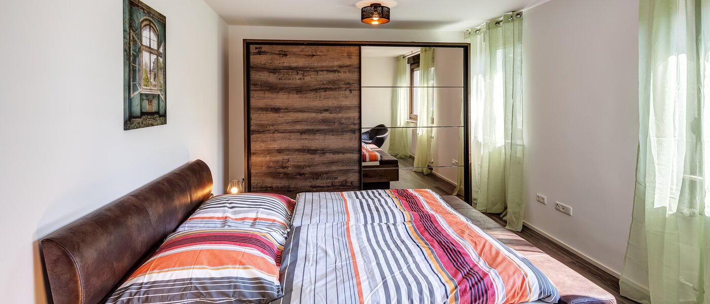 "タウン・ハウス/ローハウスのミドルハウス（外壁を共有した家の並びの両角以外のハウス） " Germering 01 1. 寝室 14170