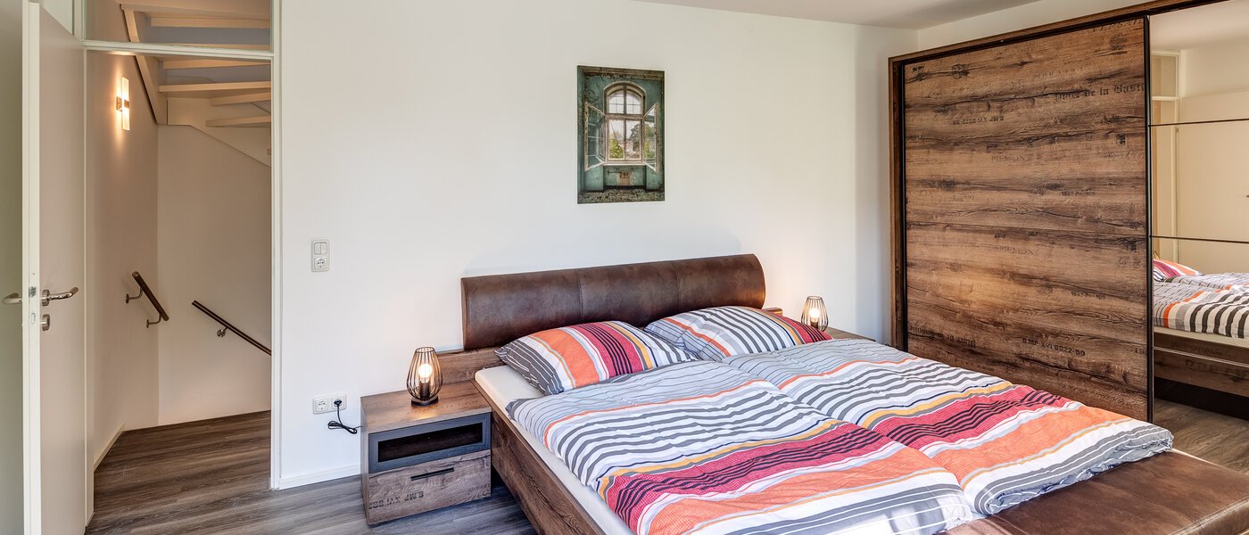 "タウン・ハウス/ローハウスのミドルハウス（外壁を共有した家の並びの両角以外のハウス） " Germering 02 1. 寝室 14170