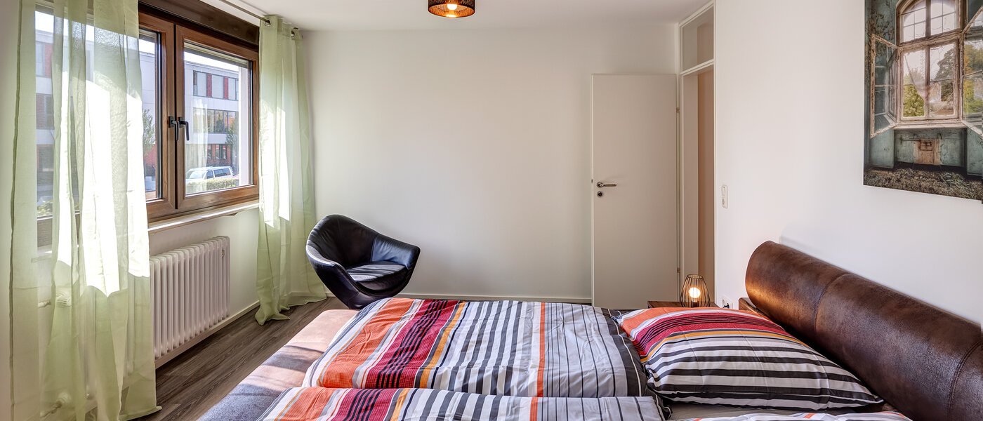 "タウン・ハウス/ローハウスのミドルハウス（外壁を共有した家の並びの両角以外のハウス） " Germering 03 1. 寝室 14170