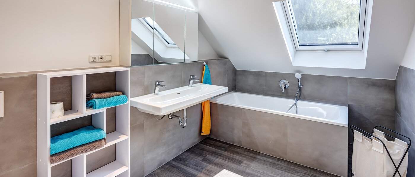 "タウン・ハウス/ローハウスのミドルハウス（外壁を共有した家の並びの両角以外のハウス） " Germering 01 1つめの浴室 14170