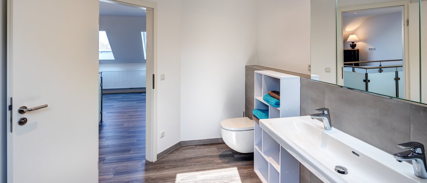 "タウン・ハウス/ローハウスのミドルハウス（外壁を共有した家の並びの両角以外のハウス） " Germering 02 1つめの浴室 14170