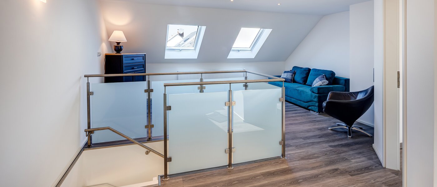 "タウン・ハウス/ローハウスのミドルハウス（外壁を共有した家の並びの両角以外のハウス） " Germering 01 ワークルーム/ゲストルーム 14170