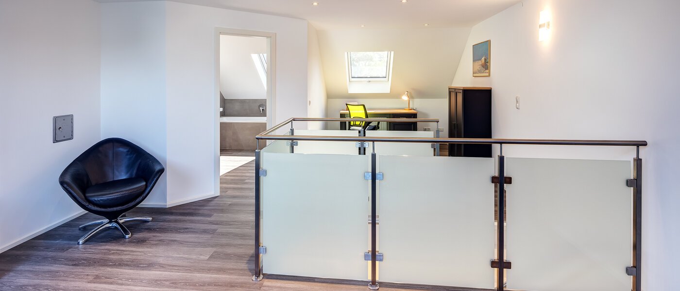 "タウン・ハウス/ローハウスのミドルハウス（外壁を共有した家の並びの両角以外のハウス） " Germering 03 ワークルーム/ゲストルーム 14170