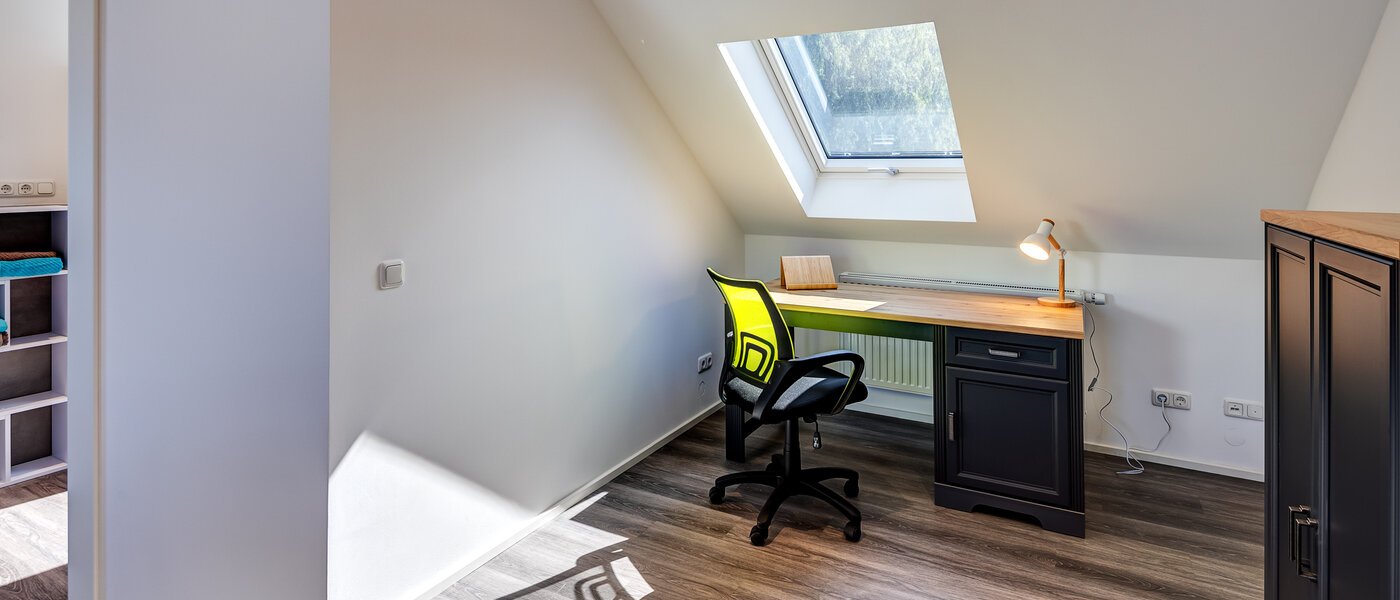 "タウン・ハウス/ローハウスのミドルハウス（外壁を共有した家の並びの両角以外のハウス） " Germering 04 ワークルーム/ゲストルーム 14170