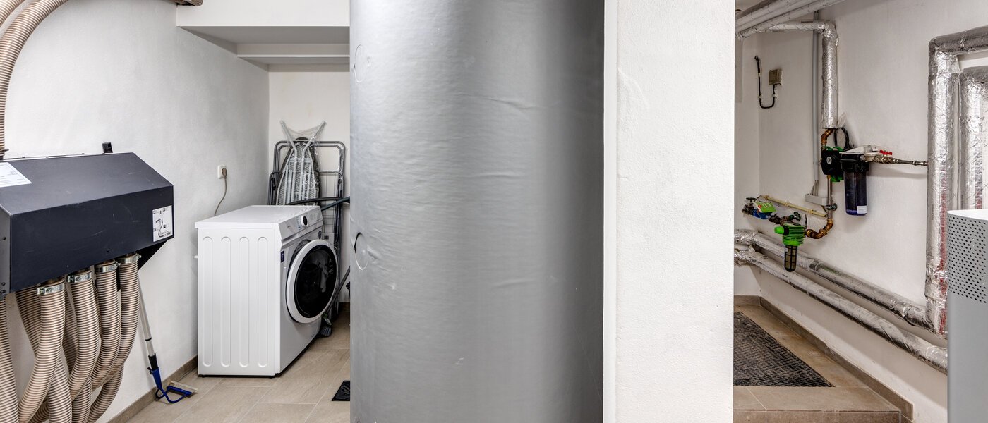 "タウン・ハウス/ローハウスのミドルハウス（外壁を共有した家の並びの両角以外のハウス） " Germering 01 家事室 14170