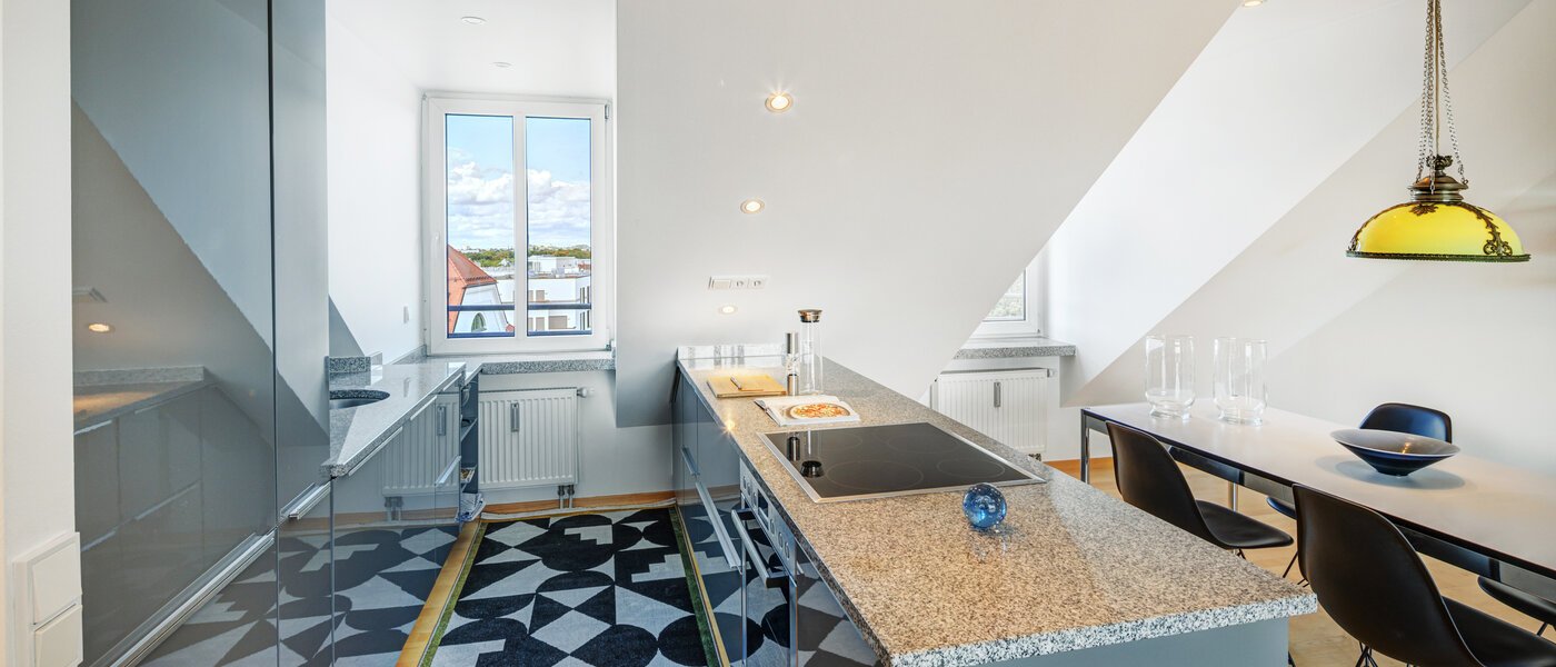 アティック・フラット（屋根裏） München Bogenhausen 01 キッチン 14171