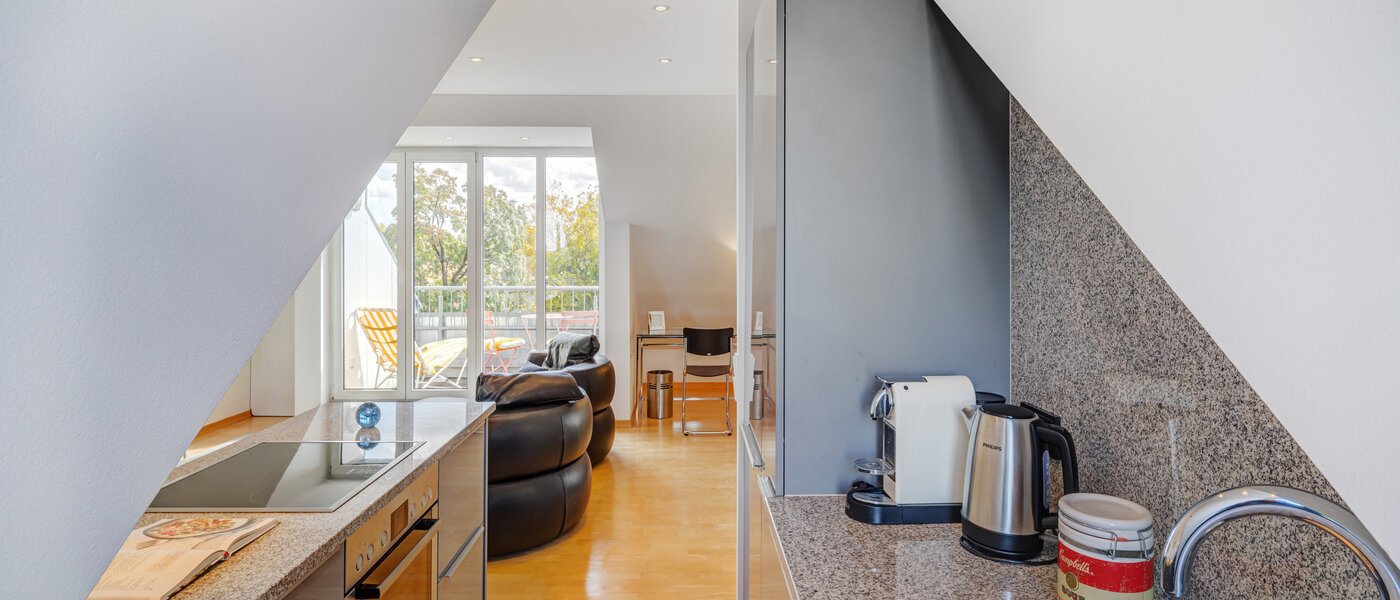 アティック・フラット（屋根裏） München Bogenhausen 02 キッチン 14171