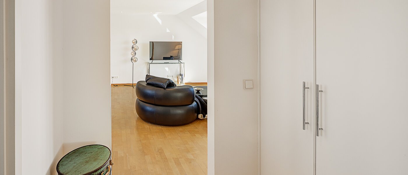 アティック・フラット（屋根裏） München Bogenhausen 01 玄関入り口 14171