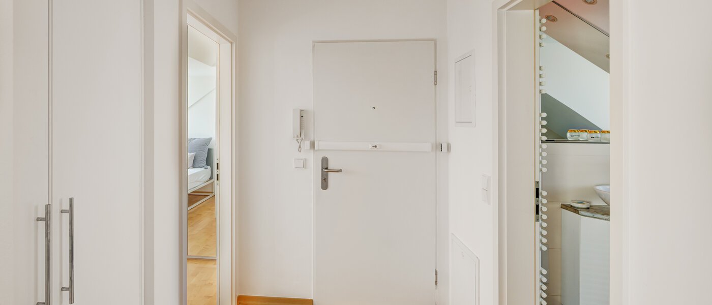 アティック・フラット（屋根裏） München Bogenhausen 03 玄関入り口 14171