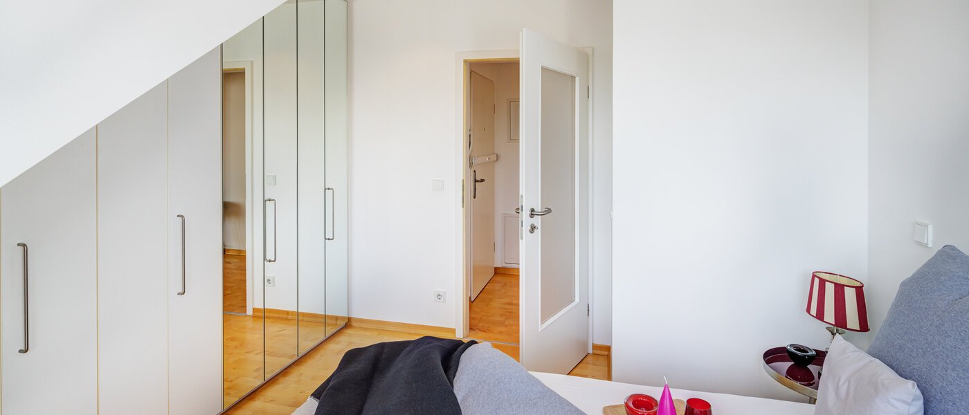 アティック・フラット（屋根裏） München Bogenhausen 03 寝室 14171