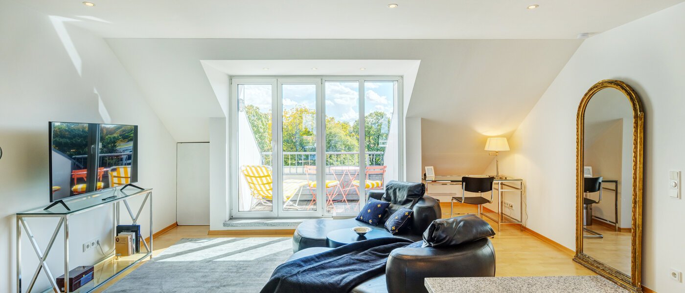 アティック・フラット（屋根裏） München Bogenhausen 01 リビングエリア 14171