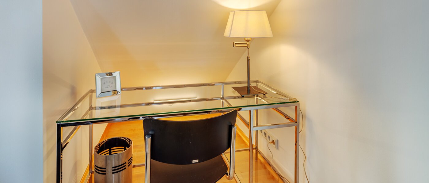 アティック・フラット（屋根裏） München Bogenhausen 02 リビングエリア 14171