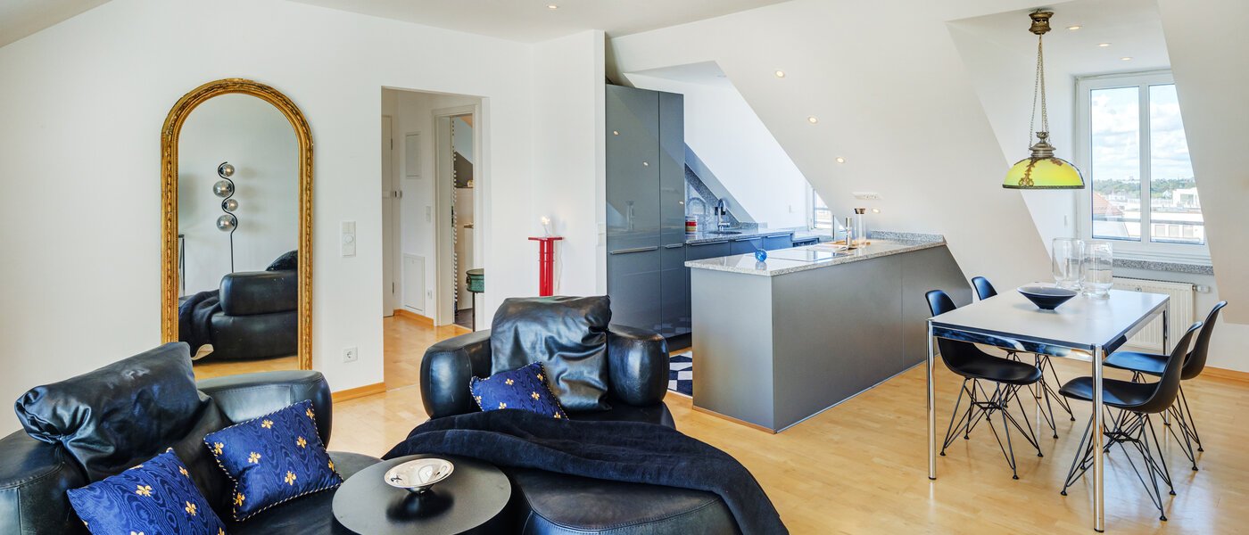 アティック・フラット（屋根裏） München Bogenhausen 03 リビングエリア 14171