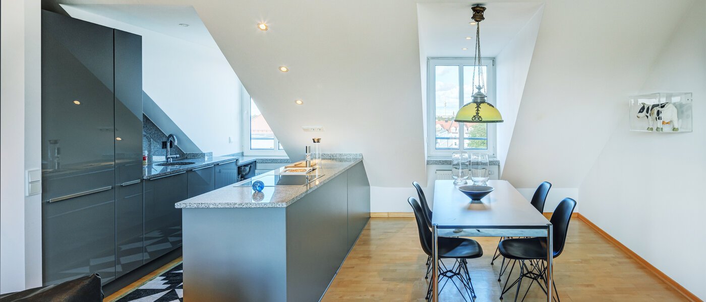 アティック・フラット（屋根裏） München Bogenhausen 04 リビングエリア 14171