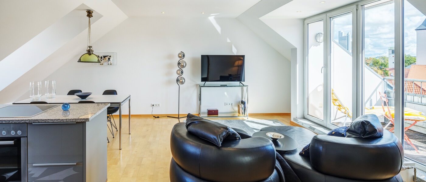 アティック・フラット（屋根裏） München Bogenhausen 05 リビングエリア 14171
