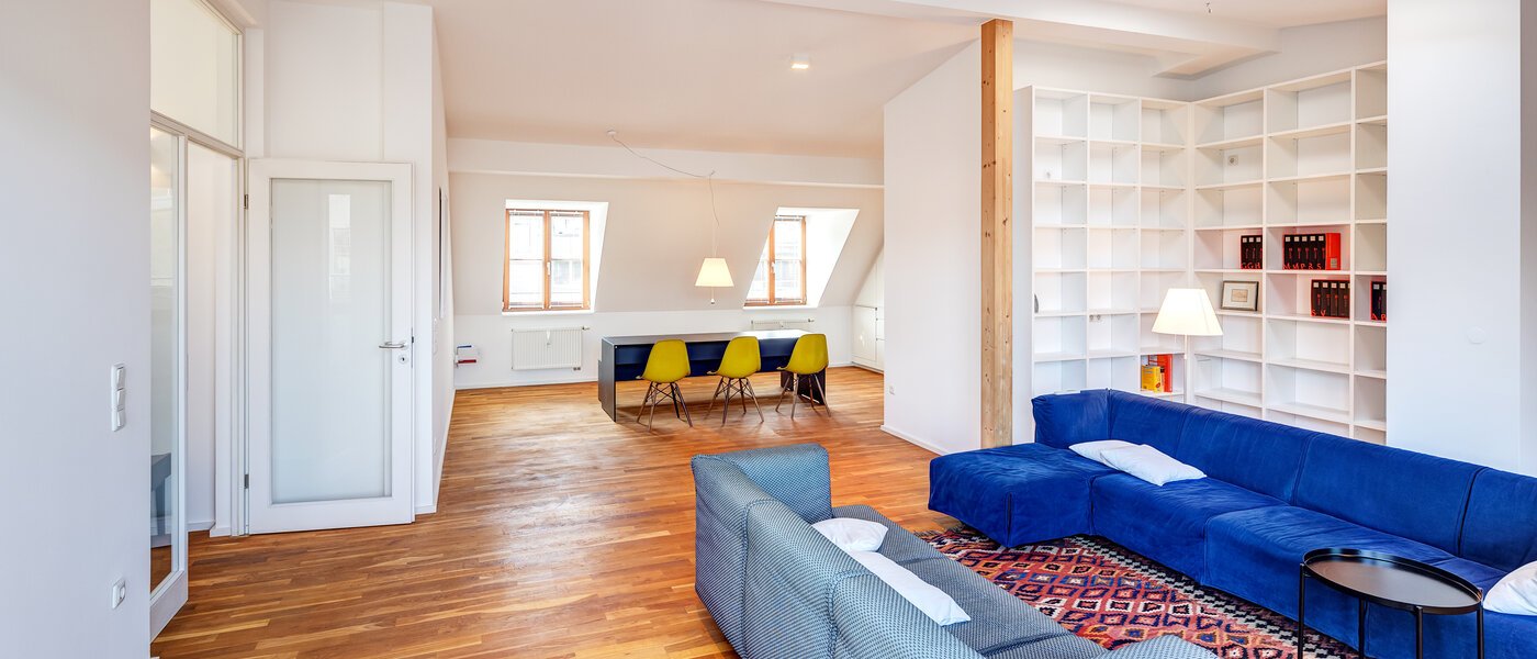 アティック・フラット（屋根裏） München Isarvorstadt 04 リビングエリア 14172