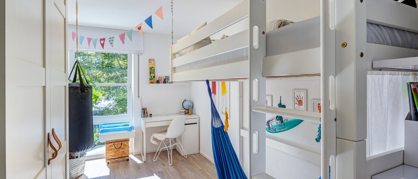 セミ・デタッチド・ハウス（一戸建てを二つに分けた家屋） Ottobrunn 01 子供部屋 14180