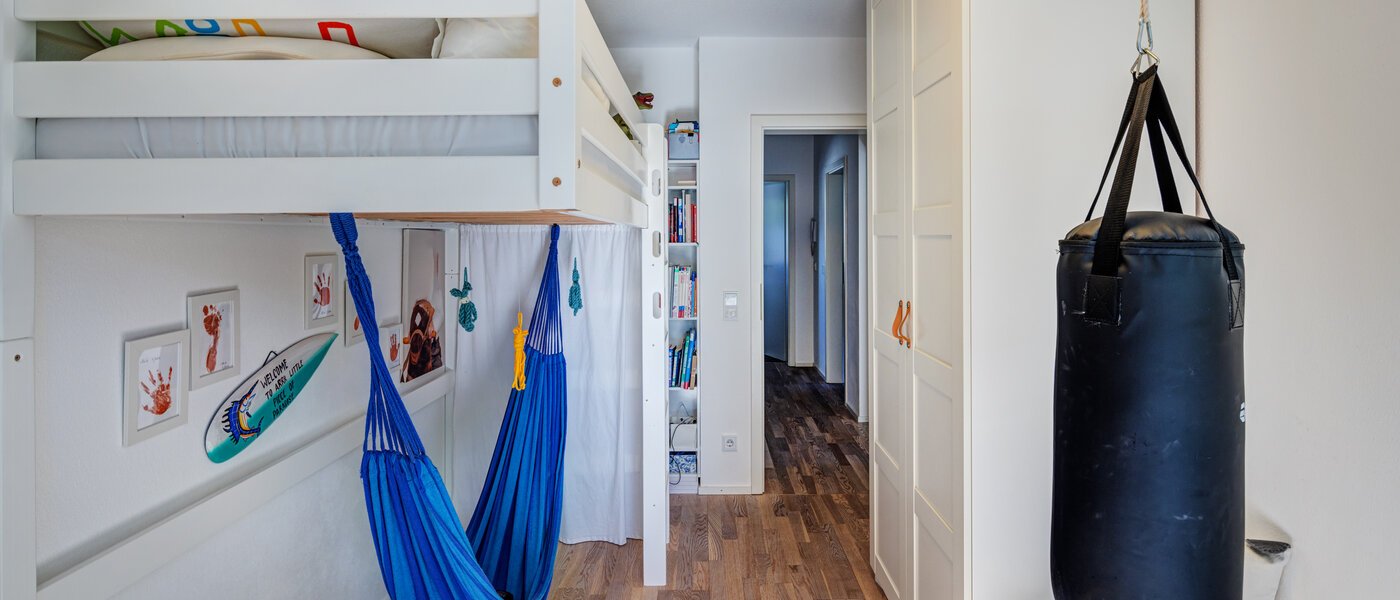 セミ・デタッチド・ハウス（一戸建てを二つに分けた家屋） Ottobrunn 03 子供部屋 14180