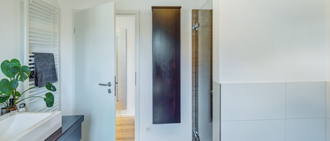 セミ・デタッチド・ハウス（一戸建てを二つに分けた家屋） Ottobrunn 03 浴室 14180