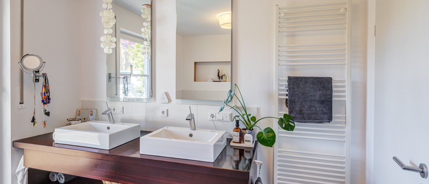 セミ・デタッチド・ハウス（一戸建てを二つに分けた家屋） Ottobrunn 04 浴室 14180