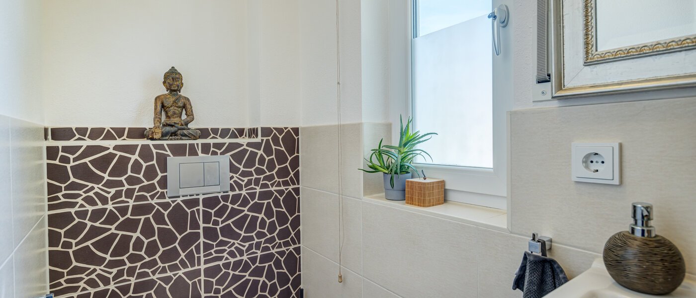 セミ・デタッチド・ハウス（一戸建てを二つに分けた家屋） Ottobrunn 01 WC 14180