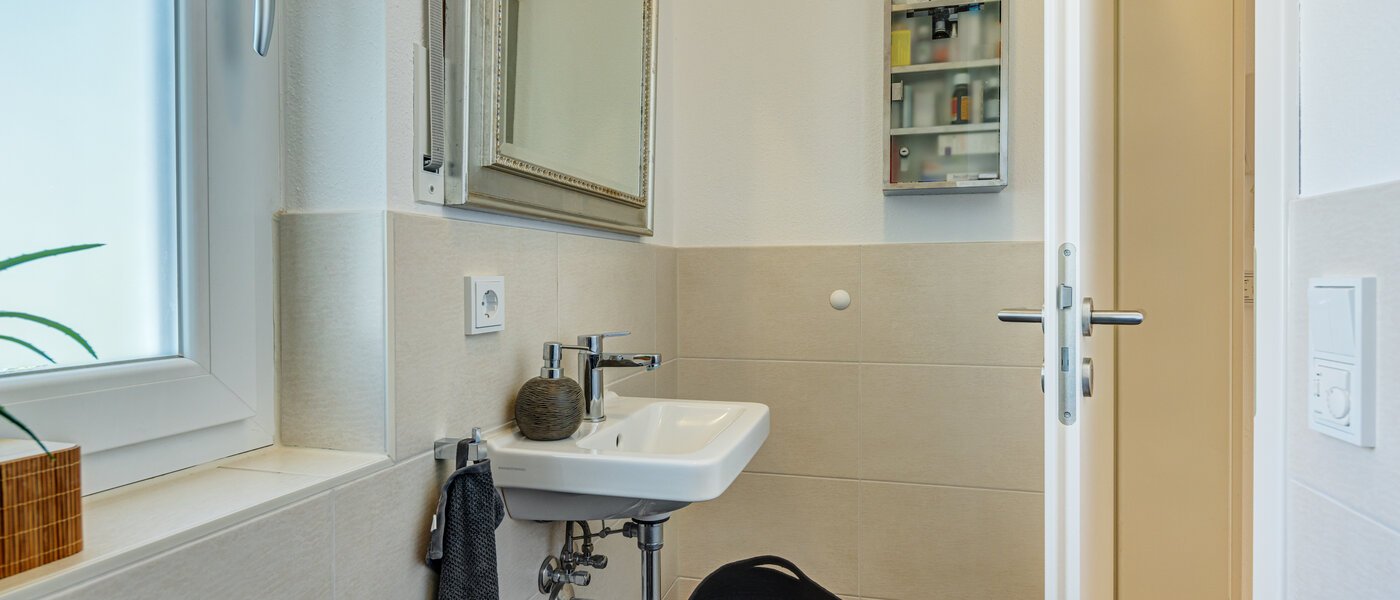 セミ・デタッチド・ハウス（一戸建てを二つに分けた家屋） Ottobrunn 02 WC 14180