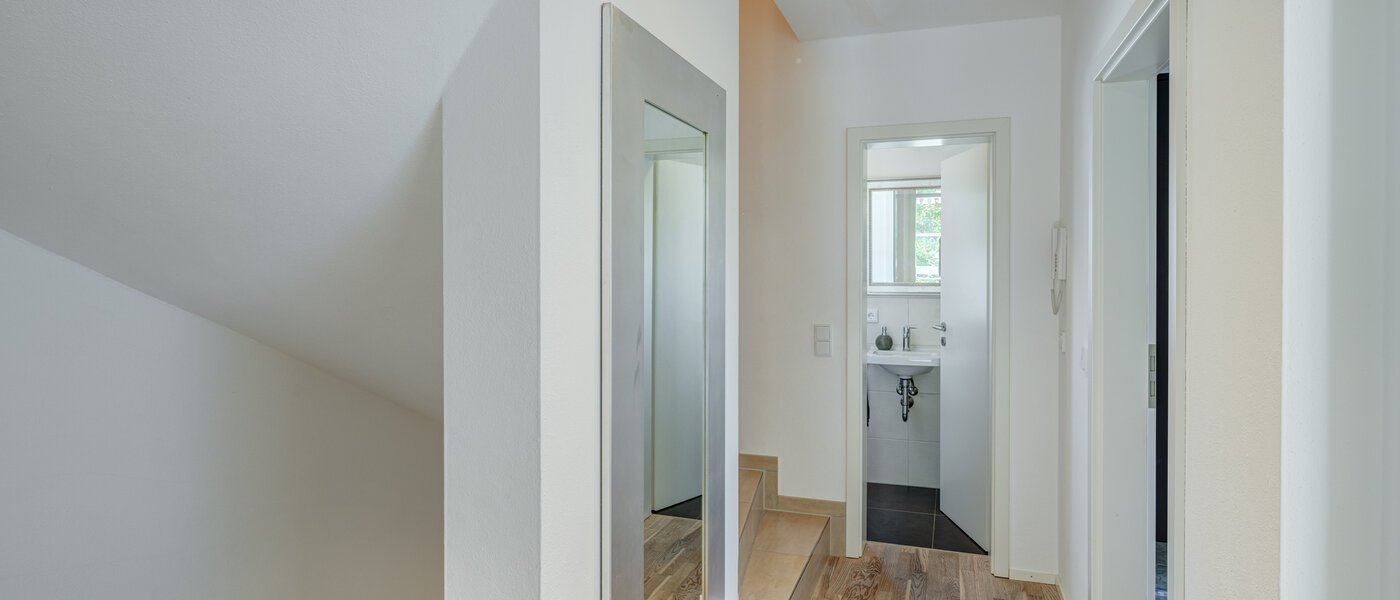 セミ・デタッチド・ハウス（一戸建てを二つに分けた家屋） Ottobrunn 01 玄関入り口 14180