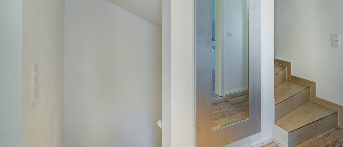 セミ・デタッチド・ハウス（一戸建てを二つに分けた家屋） Ottobrunn 02 玄関入り口 14180