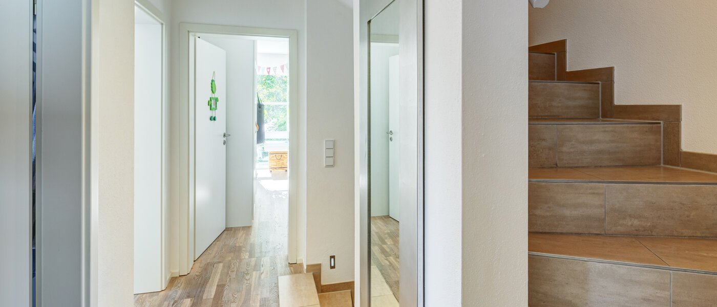 セミ・デタッチド・ハウス（一戸建てを二つに分けた家屋） Ottobrunn 03 玄関入り口 14180