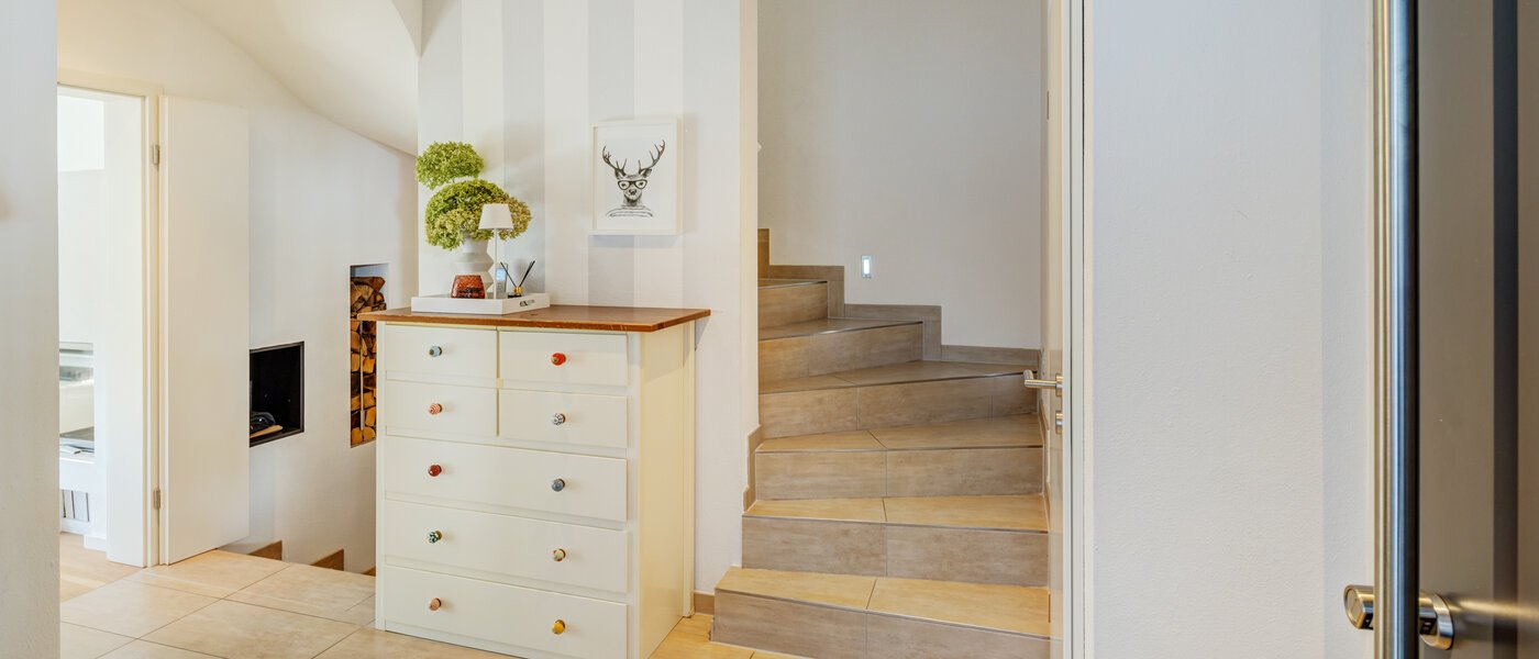 セミ・デタッチド・ハウス（一戸建てを二つに分けた家屋） Ottobrunn 04 玄関入り口 14180