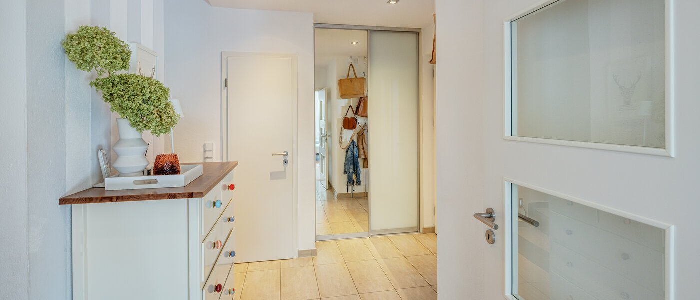 セミ・デタッチド・ハウス（一戸建てを二つに分けた家屋） Ottobrunn 05 玄関入り口 14180