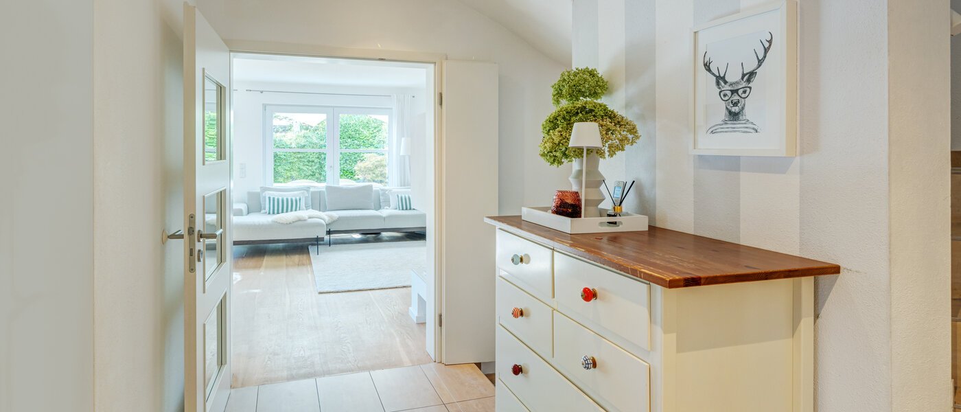 セミ・デタッチド・ハウス（一戸建てを二つに分けた家屋） Ottobrunn 06 玄関入り口 14180