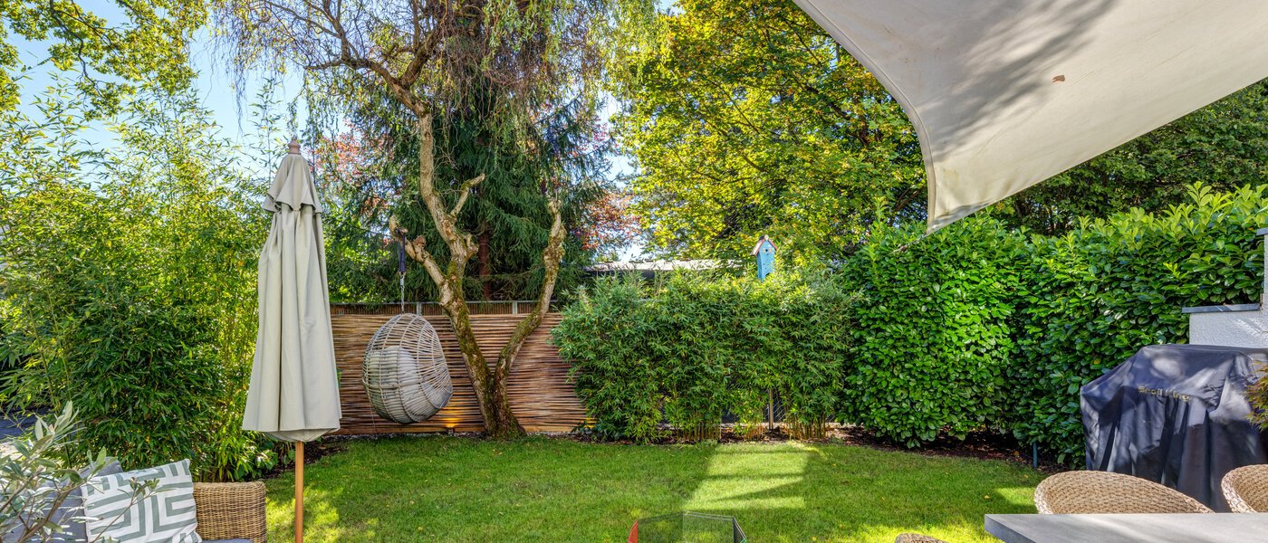 セミ・デタッチド・ハウス（一戸建てを二つに分けた家屋） Ottobrunn 01 庭 14180