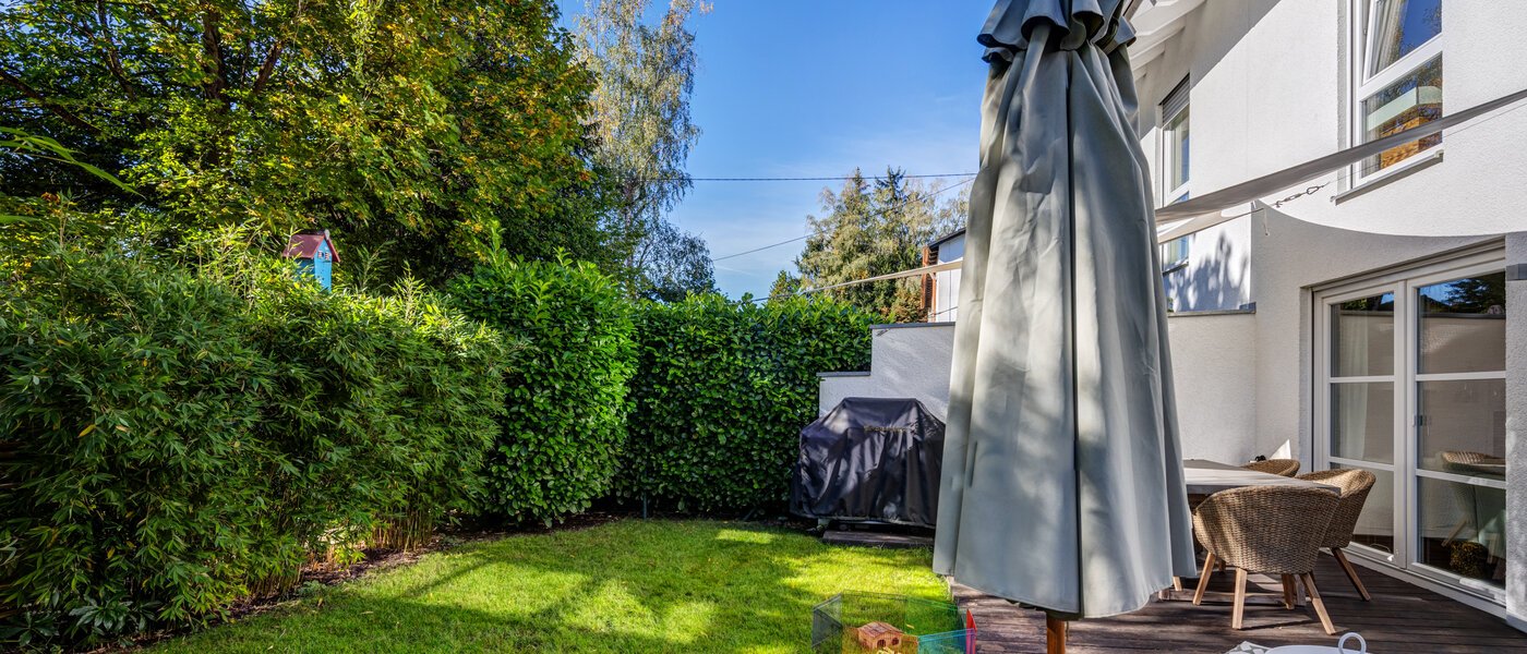 セミ・デタッチド・ハウス（一戸建てを二つに分けた家屋） Ottobrunn 02 庭 14180