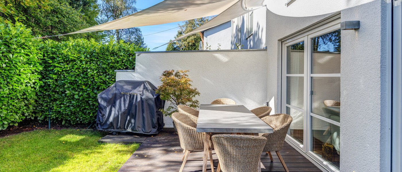 セミ・デタッチド・ハウス（一戸建てを二つに分けた家屋） Ottobrunn 01 テラス・ポーチ 14180