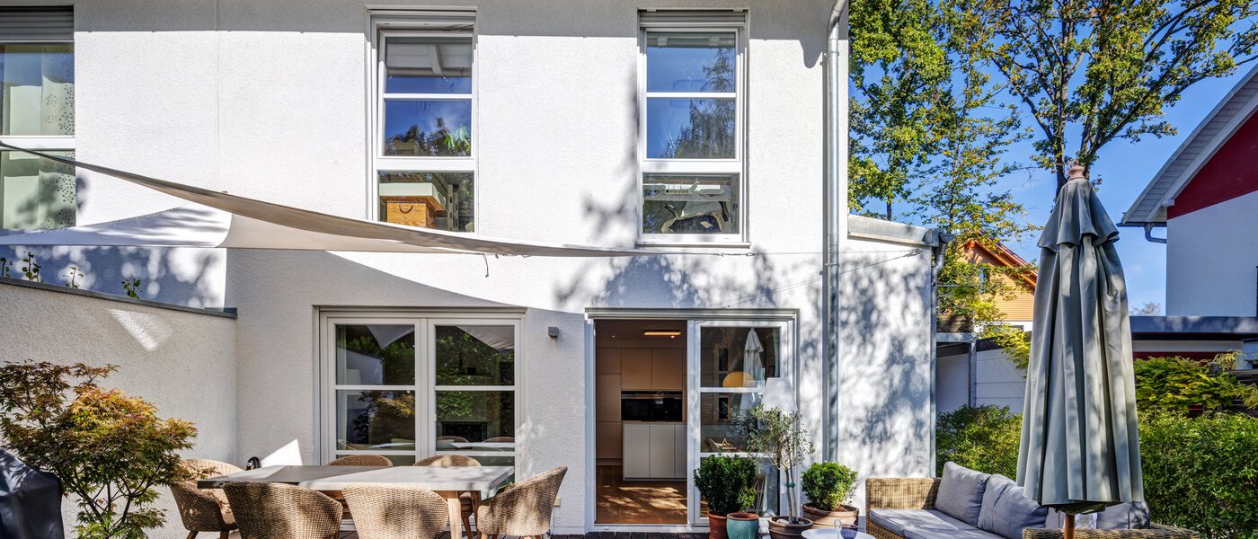 セミ・デタッチド・ハウス（一戸建てを二つに分けた家屋） Ottobrunn 02 テラス・ポーチ 14180