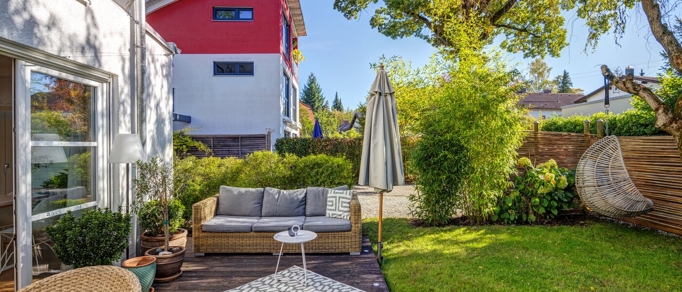 セミ・デタッチド・ハウス（一戸建てを二つに分けた家屋） Ottobrunn 03 テラス・ポーチ 14180