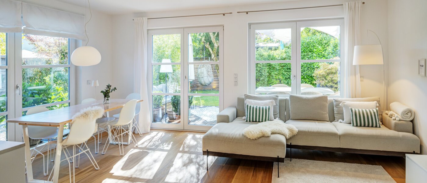 セミ・デタッチド・ハウス（一戸建てを二つに分けた家屋） Ottobrunn 01 リビングエリア 14180