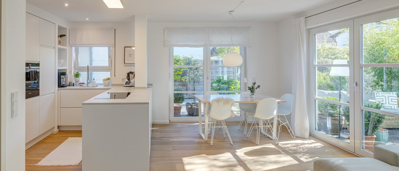 セミ・デタッチド・ハウス（一戸建てを二つに分けた家屋） Ottobrunn 04 リビングエリア 14180