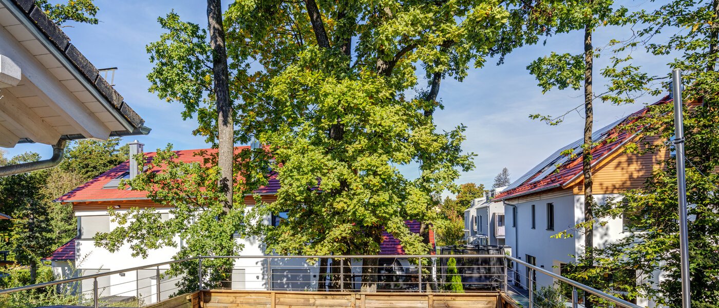 セミ・デタッチド・ハウス（一戸建てを二つに分けた家屋） Ottobrunn 01 ルーフテラス 14180