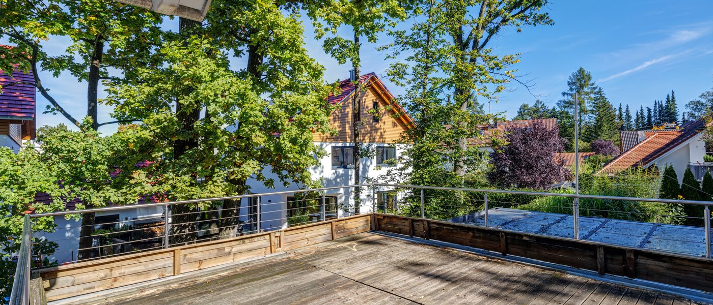 セミ・デタッチド・ハウス（一戸建てを二つに分けた家屋） Ottobrunn 02 ルーフテラス 14180