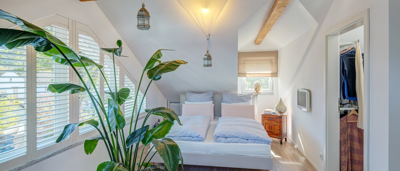 セミ・デタッチド・ハウス（一戸建てを二つに分けた家屋） Ottobrunn 01 1. 寝室 14180