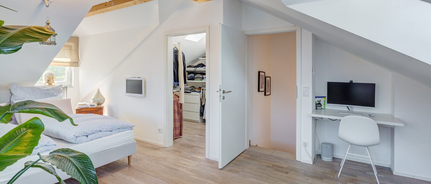 セミ・デタッチド・ハウス（一戸建てを二つに分けた家屋） Ottobrunn 02 1. 寝室 14180