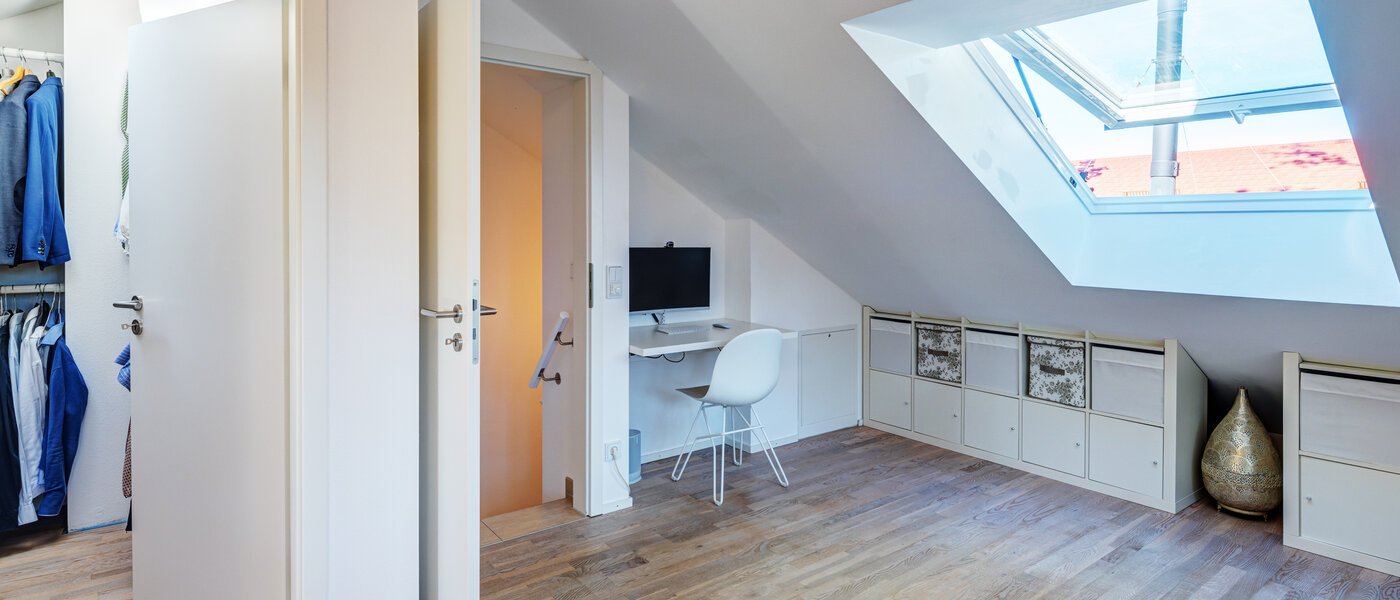 セミ・デタッチド・ハウス（一戸建てを二つに分けた家屋） Ottobrunn 03 1. 寝室 14180