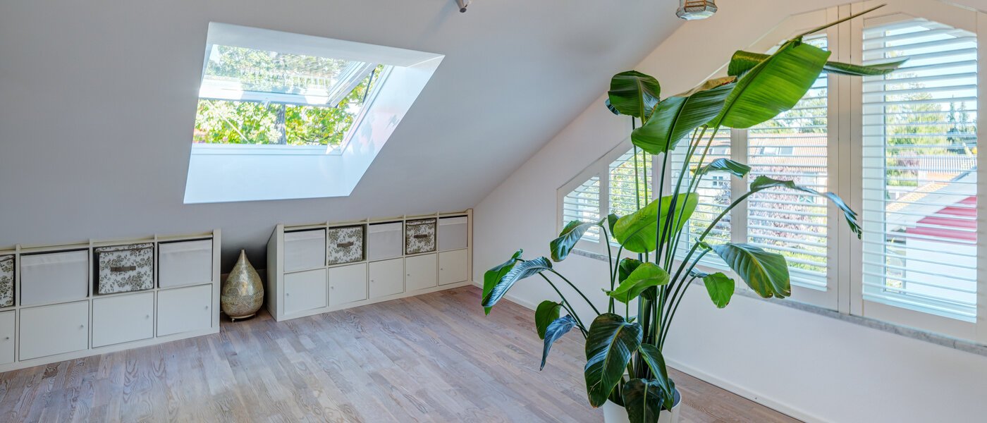 セミ・デタッチド・ハウス（一戸建てを二つに分けた家屋） Ottobrunn 04 1. 寝室 14180