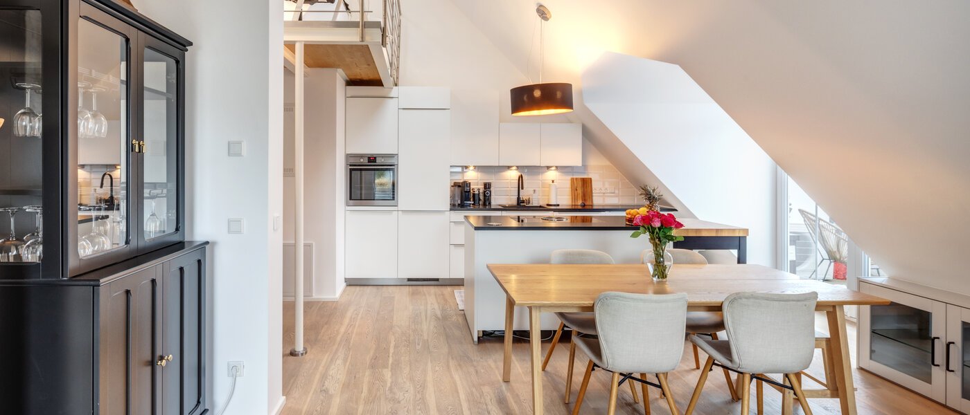 アティック・フラット（屋根裏） München Fasangarten 02 リビングエリア 14268