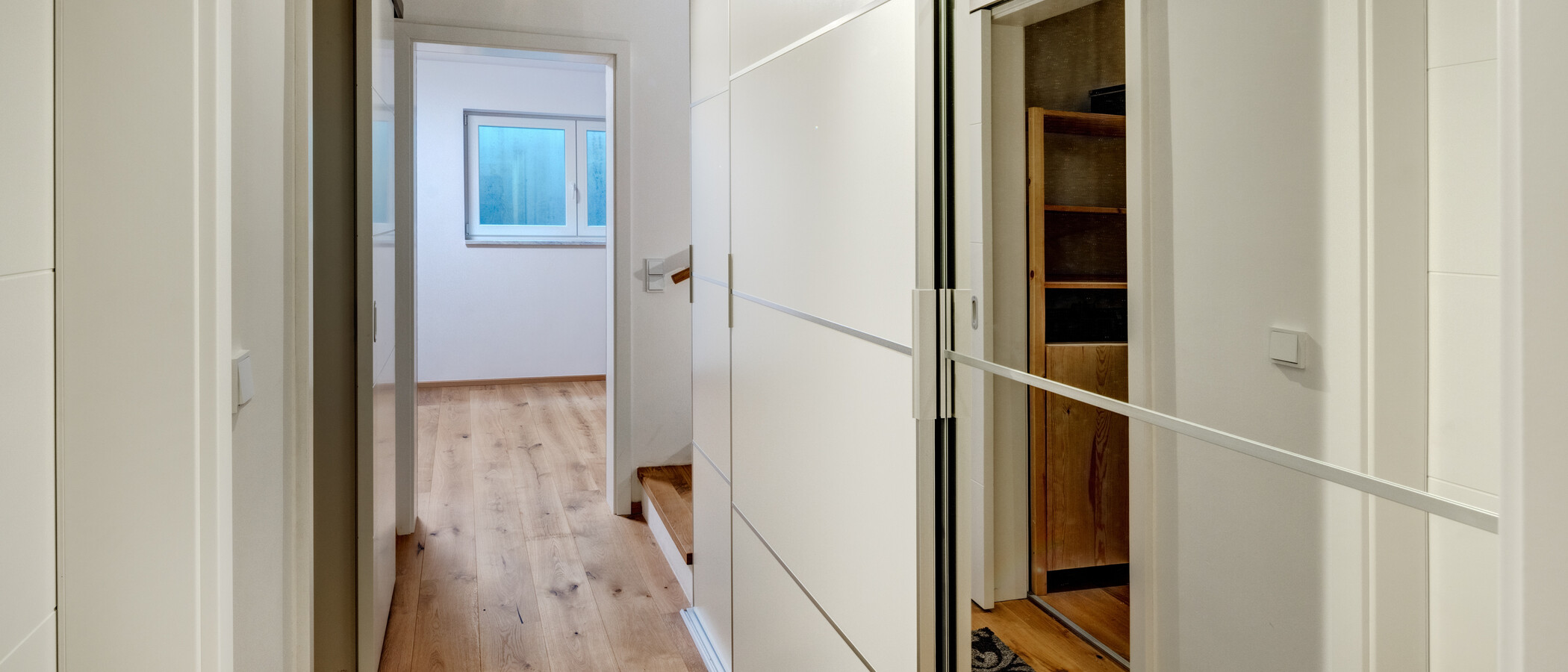 セミ・デタッチド・ハウス（一戸建てを二つに分けた家屋） München Allach 08 玄関入り口 14306
